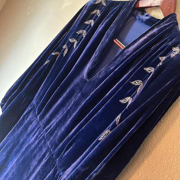 Hand sewn hand beaded vintage velvet silk dress - Picture 3 of 8